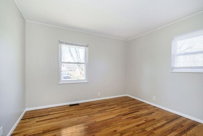 Building Photo - 3 Bedroom Home With Spacious Fenced Yard i...