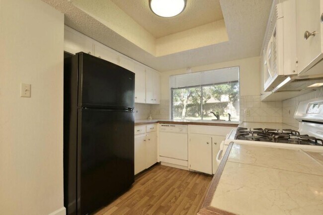Building Photo - 9410 E Meadow Vale