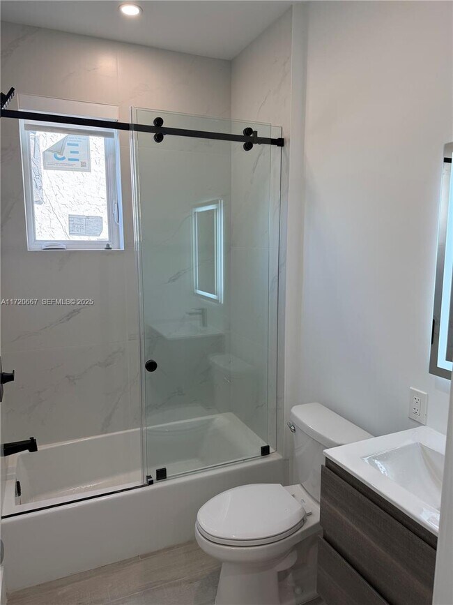 Building Photo - 210 SE 10th St