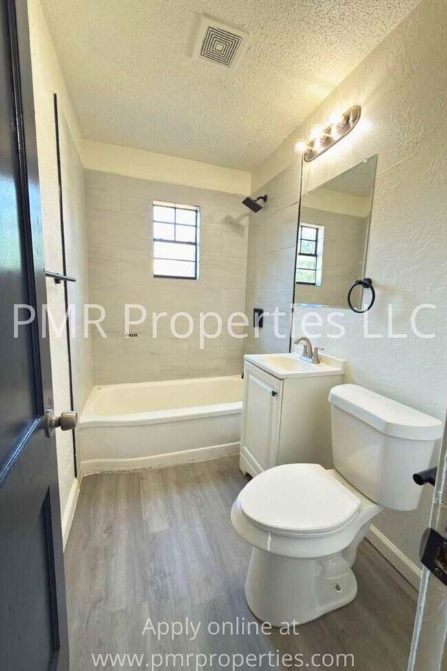 Building Photo - 2 Bedroom/ 1 Bathroom House