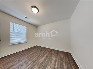 Building Photo - 611 E Lionel Rd