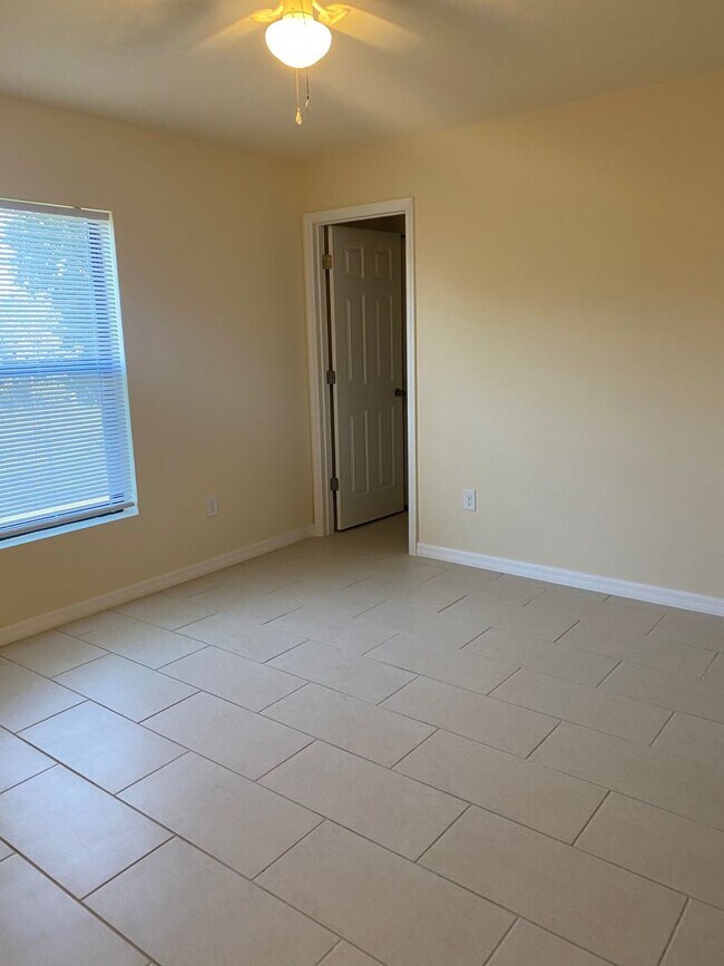 Building Photo - Like New Duplex with 3 Bedroom, 2 Bath and Garage