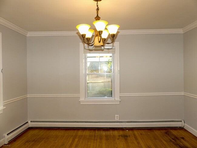 Building Photo - 903 Crestview Dr