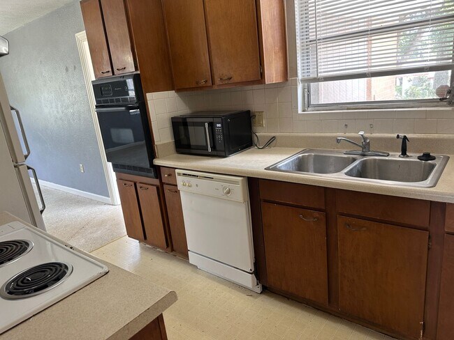 Building Photo - Convenient Leesburg Living – Walk to Leesburg High School!