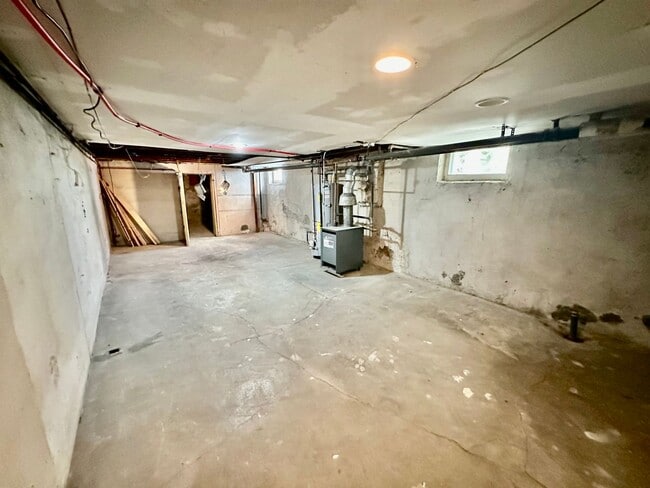 Building Photo - Large end of row 3 bedroom home located in...