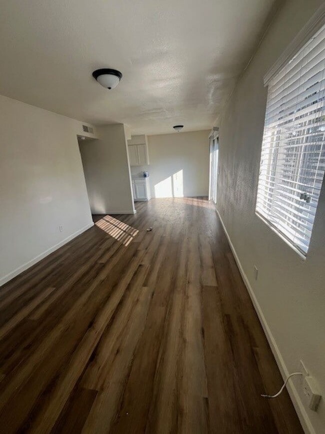 Building Photo - 611 S Garden St