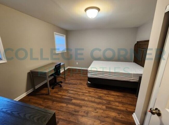 Building Photo - 639 S Poplar St