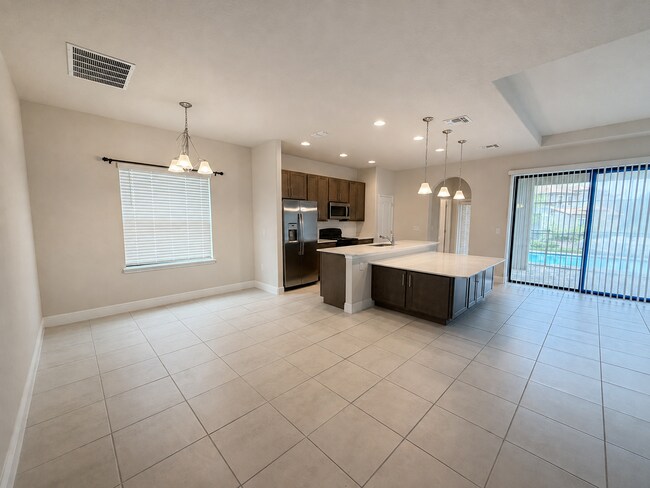 Building Photo - Spacious 6-Bedroom Home with 6.5 Baths in Haines City!