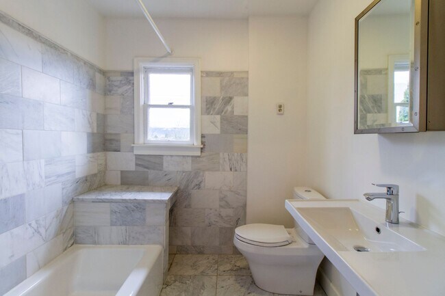 Building Photo - Gorgeous 3 Bedroom House with Bonus Room, ...