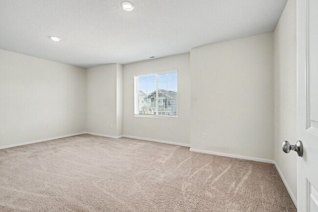 Building Photo - 4 Bed (plus BONUS ROOM), 2.5 Bath Newer Home in NE Salem