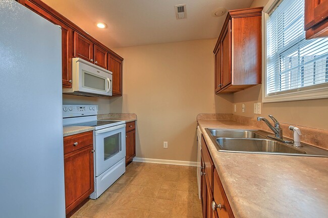 Building Photo - 2121 S Greenwood Dr