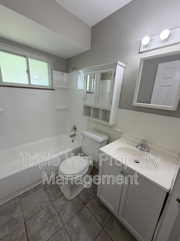 Building Photo - 675 Lilac Dr