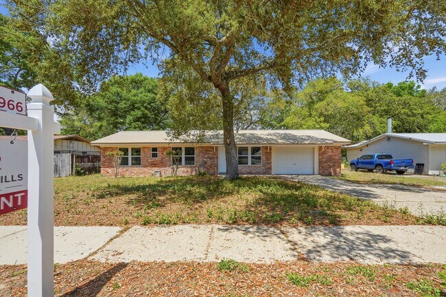 Building Photo - All Brick Home & Large Yard in Niceville!