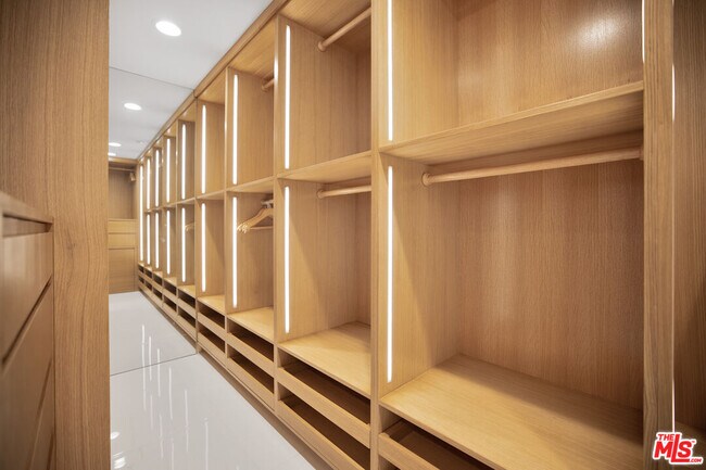 Building Photo - 30020 Morning View Dr