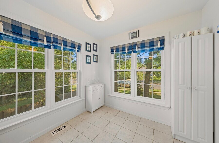 Building Photo - 2829 Grovemore Ln