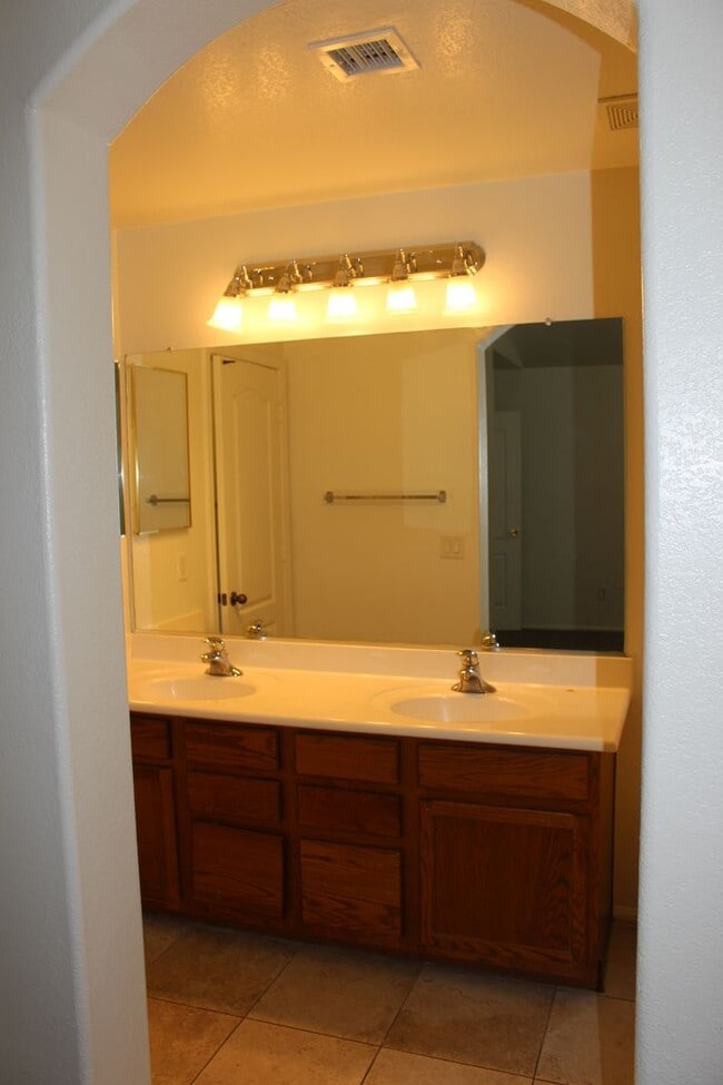 Building Photo - 3 bedroom with loft in Cheatham farms