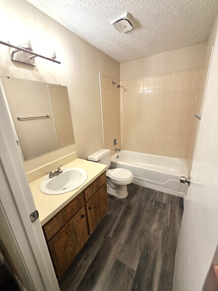 Building Photo - 5370 SE 30th Pl