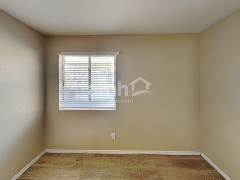Building Photo - 9029 W Avalon Dr