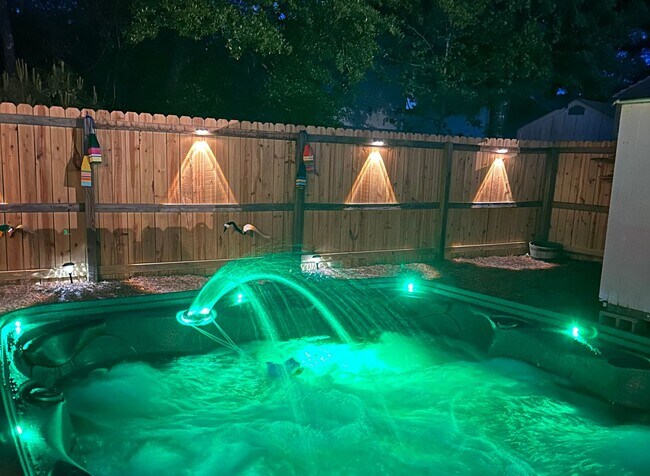 Building Photo - HOT TUB ANYONE?  THIS OFF-SEASON RENTAL IS AVAILABLE NOV-FEB '27