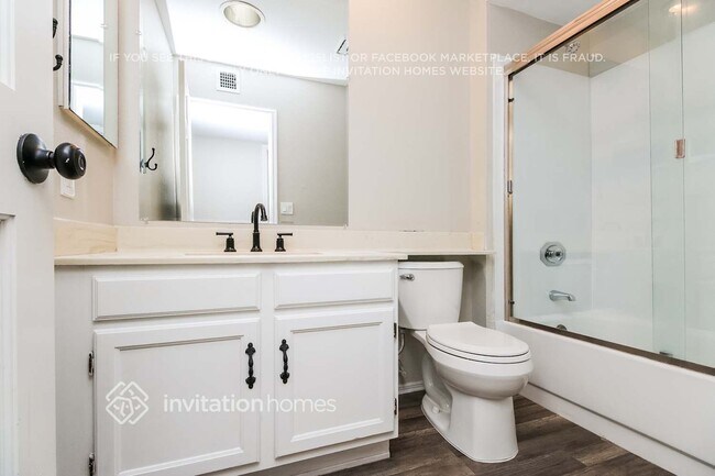 Building Photo - 3338 E Grove Ave