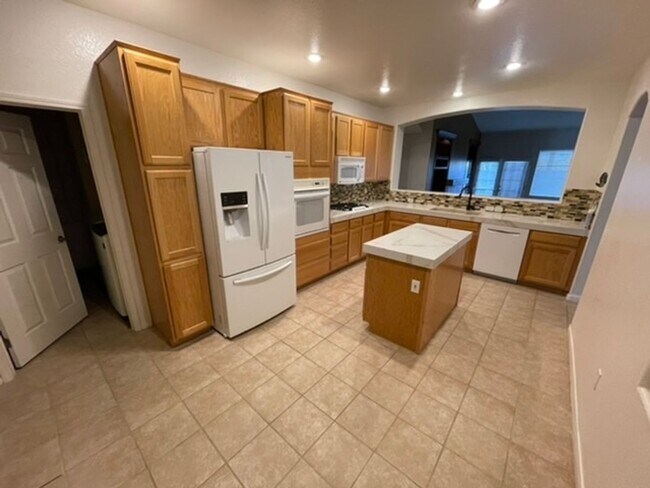 Building Photo - *WONDERFUL SINGLE STORY HOME IN GREEN VALLEY RANCH GATED COMMUNITY!!**