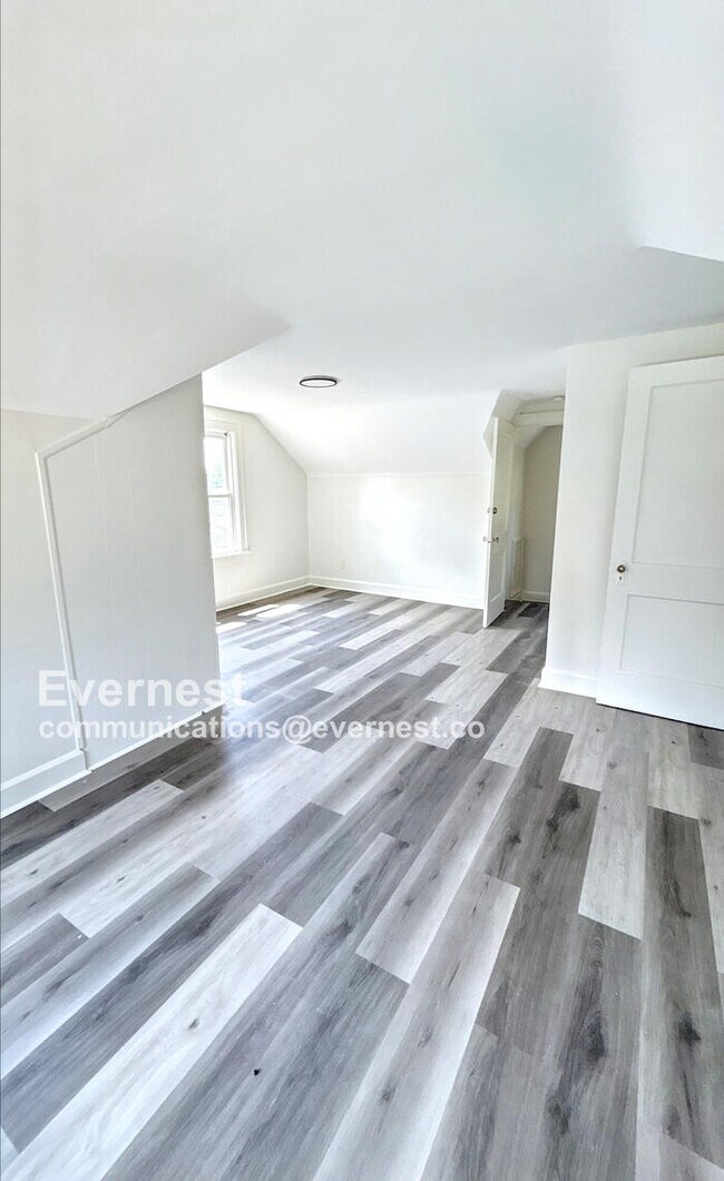 Building Photo - Spacious 4-Bedroom Home with Great Space /...
