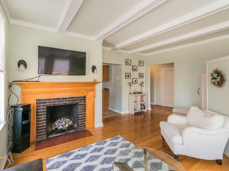 Living room - 1480 Commonwealth Ave