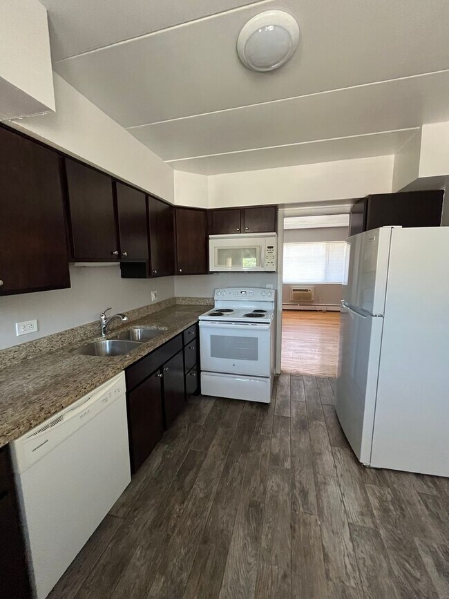 Building Photo - Salem Village Apartments LLC