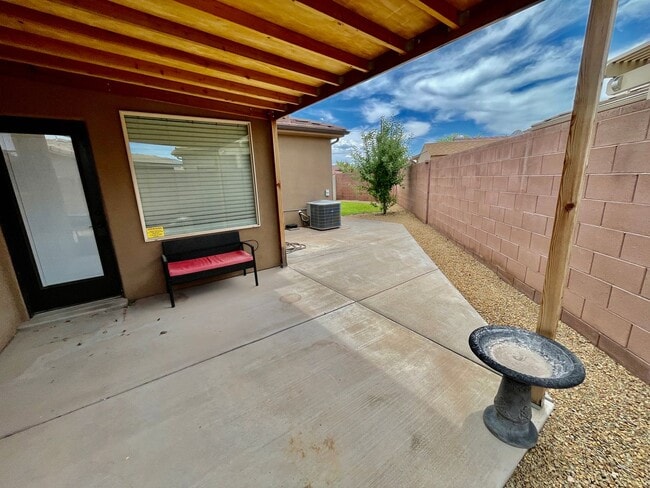 Building Photo - Pet-Friendly Three Bedroom Home in Riversi...