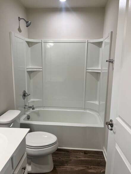 3rd Floor | Full Bath - 382 Cotton Brook Dr