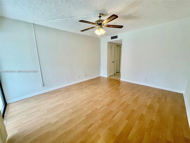 Building Photo - 2320 S Cypress Bend Dr