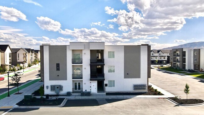 Building Photo - 1137 W State St