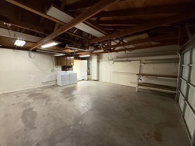 Building Photo - 302 Calvin St