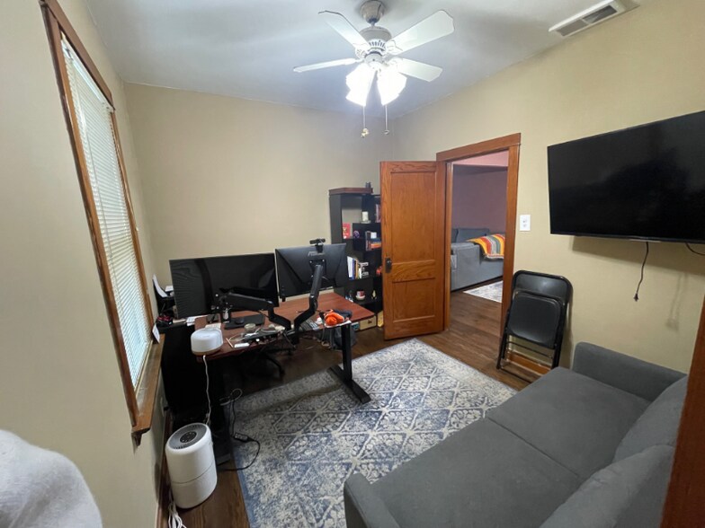 Building Photo - 5855 W Leland Ave