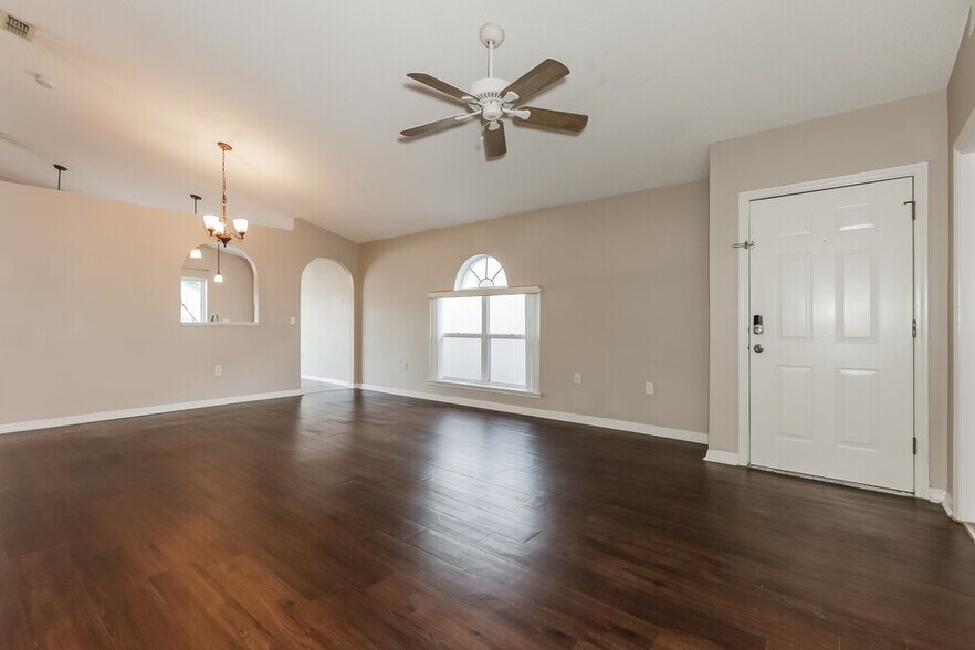 Building Photo - 5919 Lake Front Dr