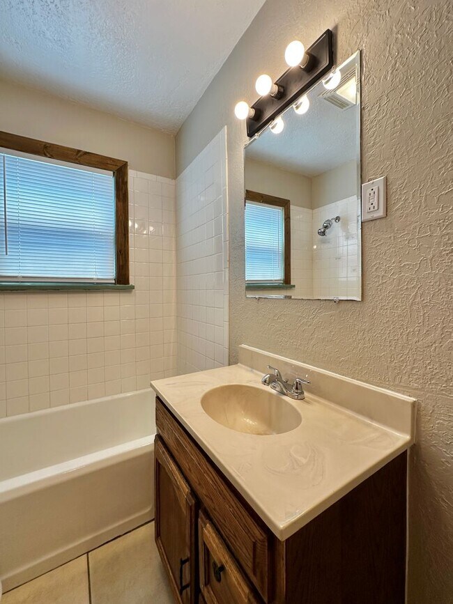 Building Photo - 3 Bedroom
