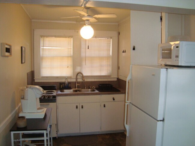 Building Photo - Fully furnished One bedroom/One Bathroom a...