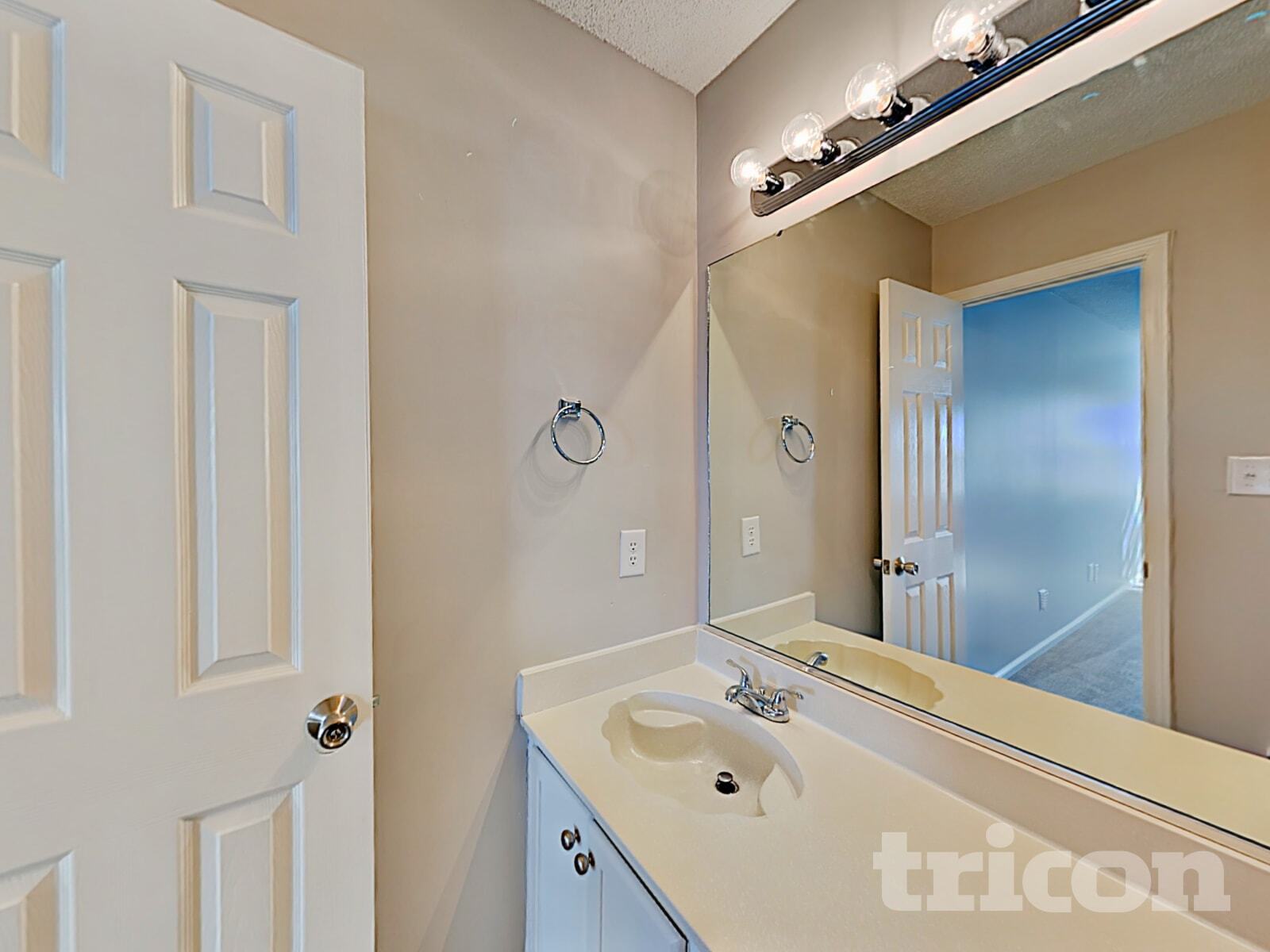 Building Photo - 8009 Vermilion Dr