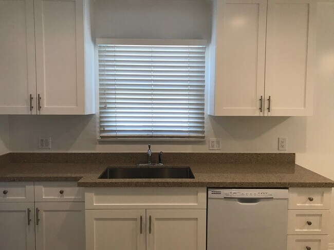 Building Photo - Prime Palms/Mar Vista are - 2+1