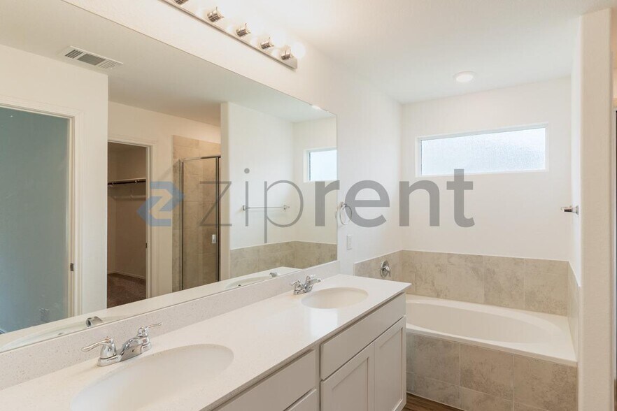 Building Photo - 206 Silver Glen Dr