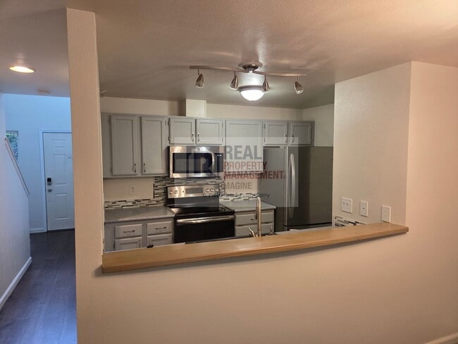 Building Photo - Check out this adorable 2.0 bedroom, 2.5 b...