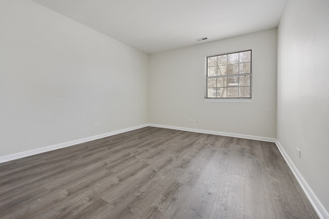 Building Photo - 527 E Shag Bark Ln