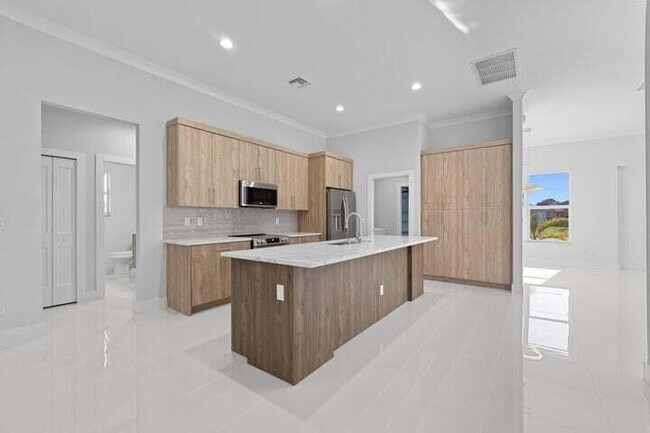 Building Photo - 419 SW Namoit Pl