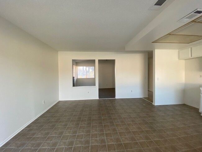 Building Photo - North Redlands Home with NEW Paint & Carpet