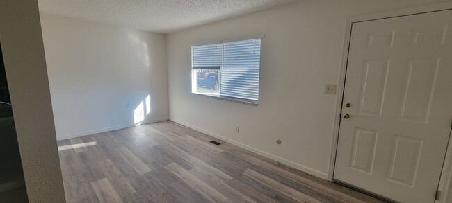 Building Photo - 2 bedroom 1 bath with garage