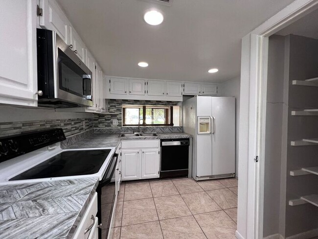 Building Photo - 5409 Pine Creek Dr