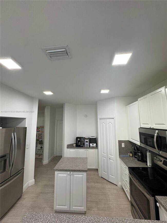 Building Photo - 5444 NW 112th Pl
