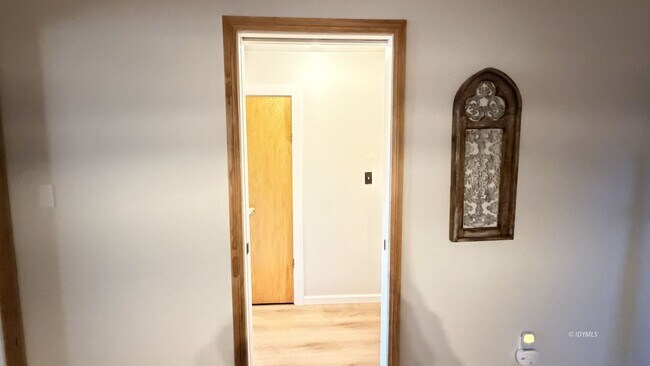 Building Photo - Large Home with Views