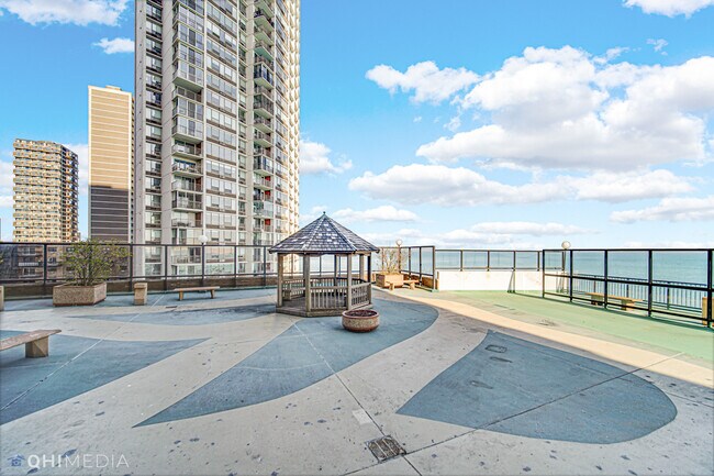 Building Photo - 6033 N Sheridan Rd