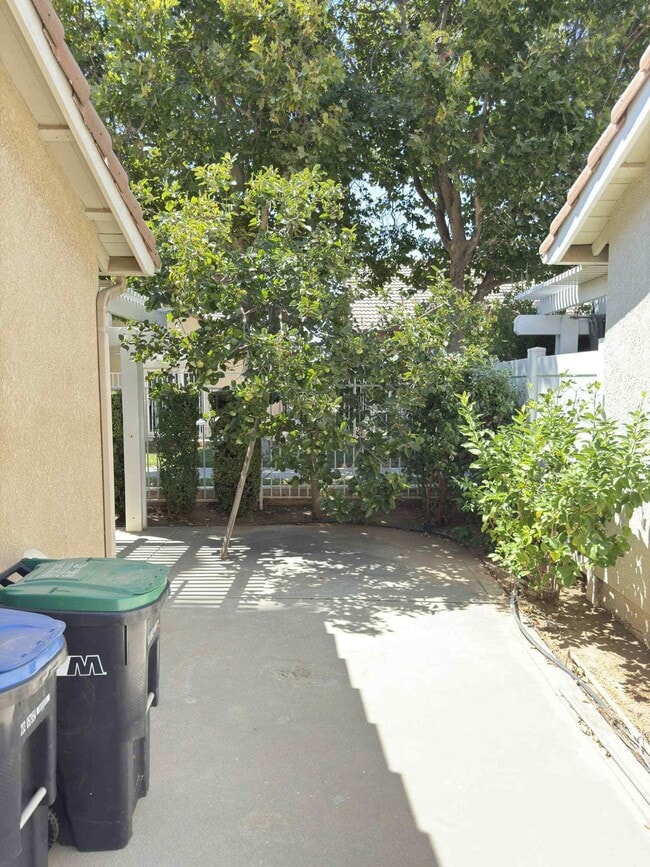 Building Photo - 2890 Summer Set Cir